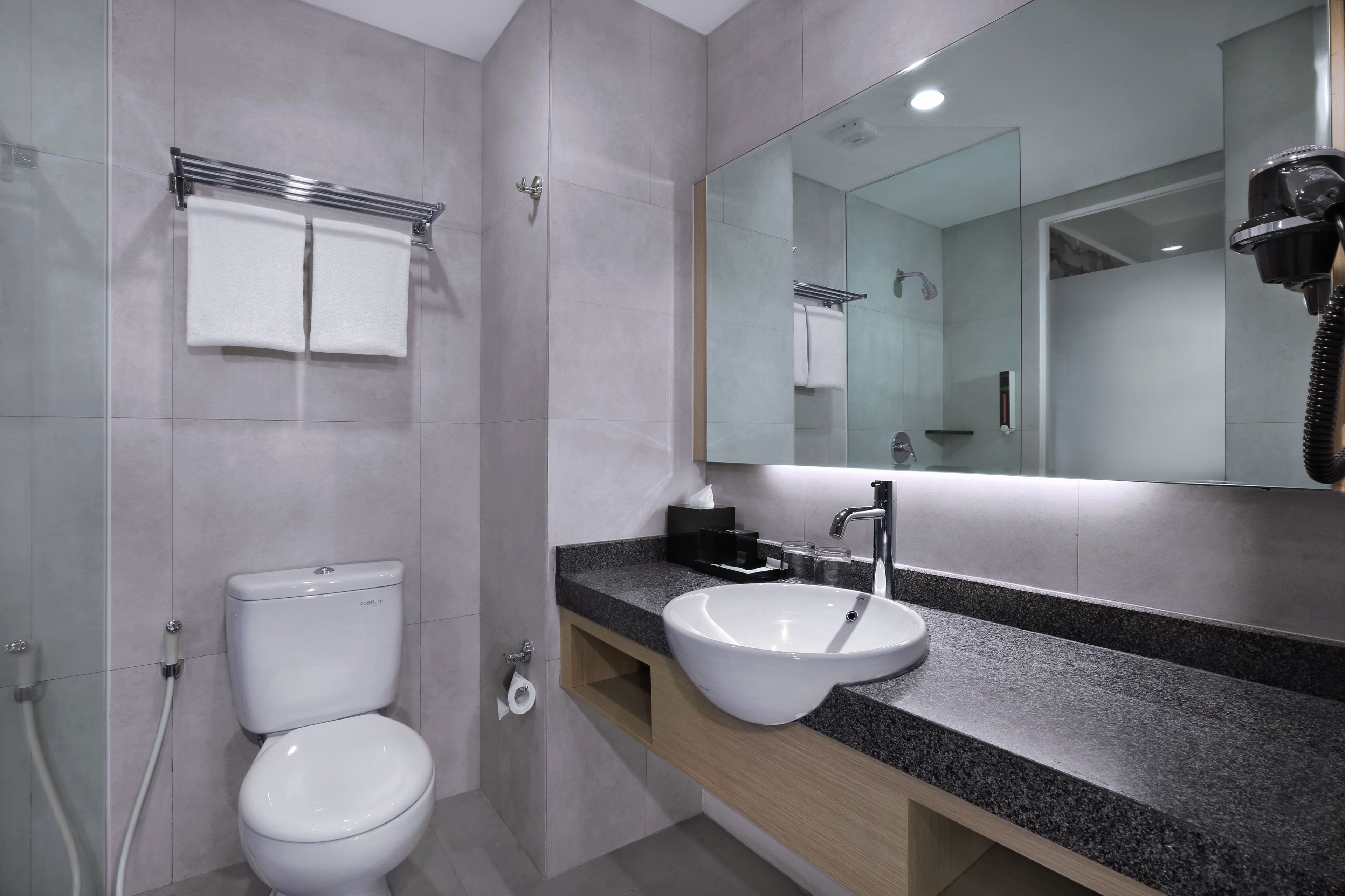 Superior Room | Bilik Mandi | Pancuran mandi, hulu semburan mandi hujan, selipar, tuala disediakan 
