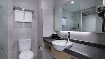 Superior Room | Bilik Mandi | Pancuran mandi, hulu semburan mandi hujan, selipar, tuala disediakan