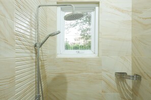 Deluxe Suite, 1 Double Bed | Bathroom shower - Royal Homy Syariah (Depok)