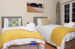 3 habitaciones, tabla de planchar con plancha, internet y ropa de cama