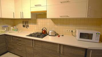 Appartement | Cuisine privée | Grand réfrigérateur, micro-ondes, four, plaque de cuisson