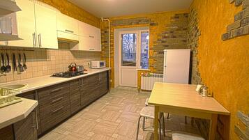 Private kitchen | Full-sized fridge, microwave, oven, stovetop