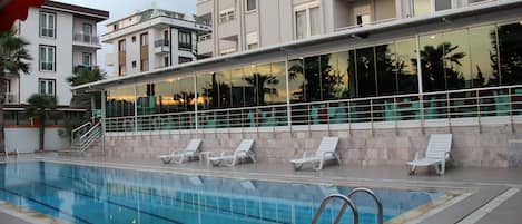 Piscine extérieure (ouverte en saison), cabanons gratuits