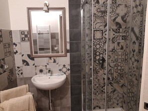 Suihku, ilmaiset hygieniatuotteet, hiustenkuivaaja, bidee