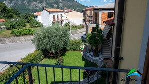 Zona residencial con casas, una carretera y una montaña al fondo.