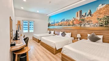 Family 3 Beds | Minibar, Schreibtisch, laptopgeeigneter Arbeitsplatz
