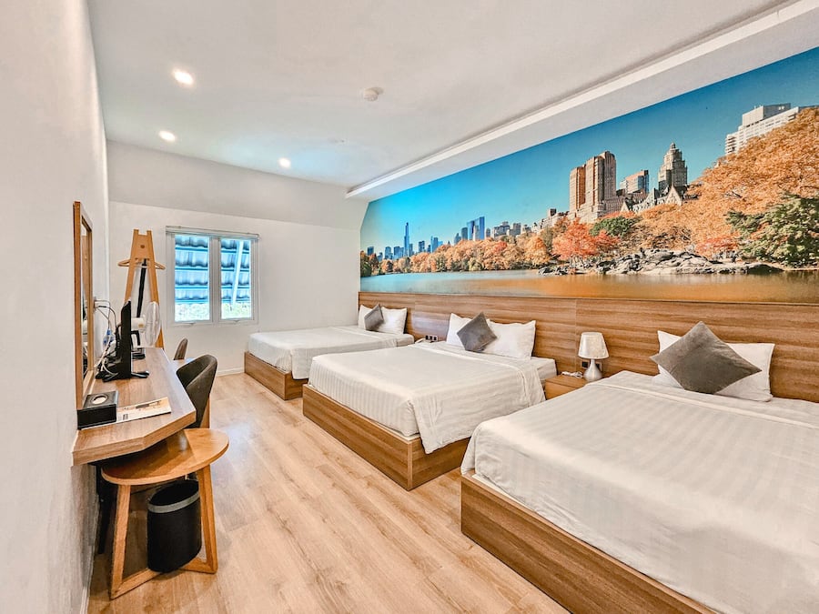 Familie driepersoonskamer | Een minibar, een bureau, een laptopwerkplek, verduisterende gordijnen