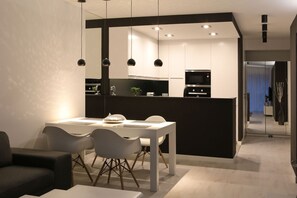 Elite Apartment (Vip) | Private kitchenette | Full-size fridge, oven, electric kettle, cookware/dishes/utensils - Super-Apartamenty Vip (Poznan)
