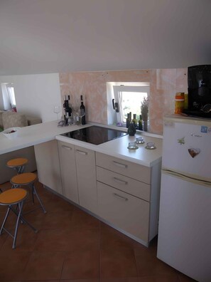 Køleskab, kogeplade, kaffe-/temaskine, køkkentøj/tallerkener/redskaber