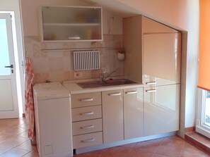 Kühlschrank, Herdplatte, Kochgeschirr/Geschirr/Besteck