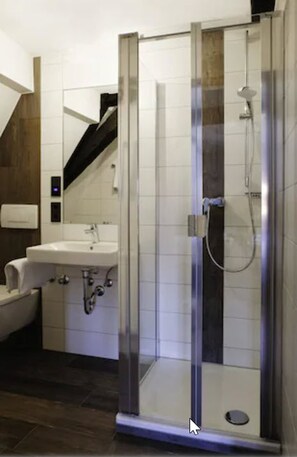 Deluxe tweepersoonskamer, niet-roken, uitzicht op de stad (Nr. 12) | Badkamer | Een douche, gratis toiletartikelen, een haardroger, handdoeken