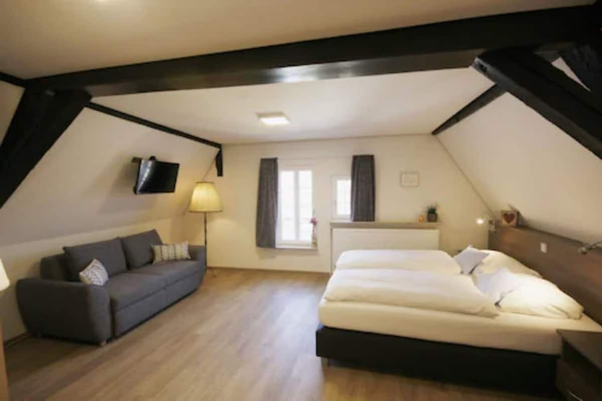 Hypoallergeen beddengoed, donsdekens, een kluis op de kamer, een bureau