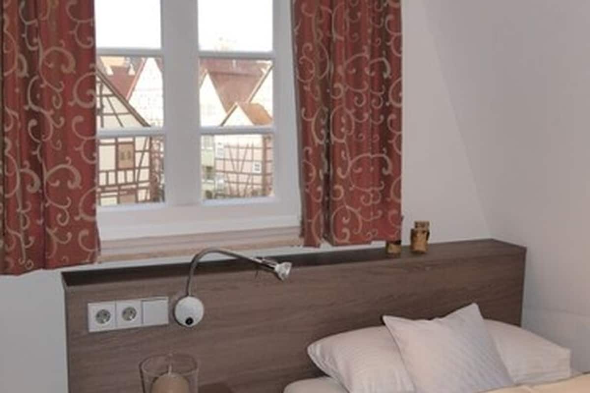 Eenpersoonskamer | Hypoallergeen beddengoed, donsdekens, een kluis op de kamer, een bureau
