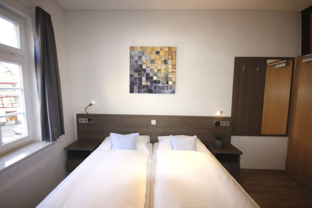 Comfort tweepersoonskamer | Hypoallergeen beddengoed, donsdekens, een kluis op de kamer, een bureau