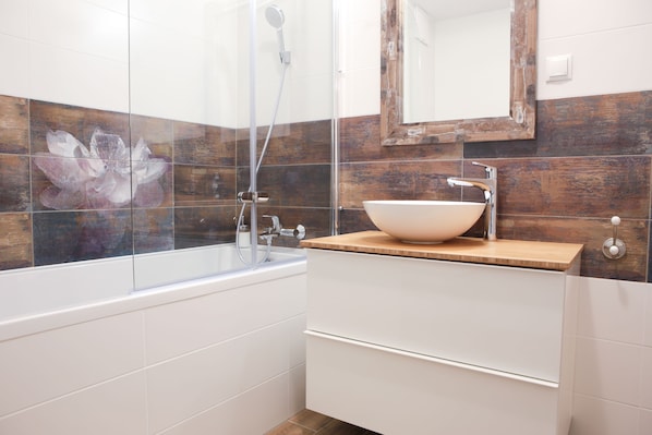 Apartment (Vip Vintage) | Bathroom | Combined shower/bathtub, deep-soaking bathtub, hair dryer, slippers