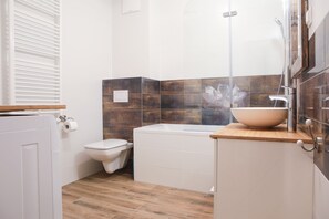 Apartment (Vip Vintage) | Premium bedding, soundproofing, iron/ironing board, free WiFi