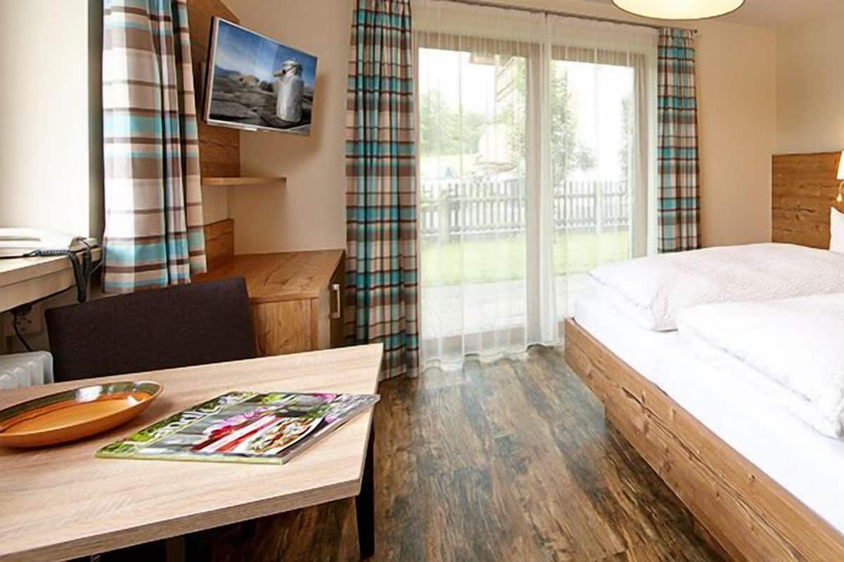 Double Room, 1 Double Bed | WiFi (free), bed sheets