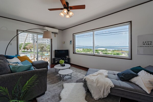 32-inch flat-screen TV with digital channels, TV - Ocean view terrace BISE (Motobu)