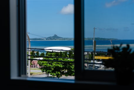 Separate tub and shower, deep soaking tub, free toiletries, hair dryer