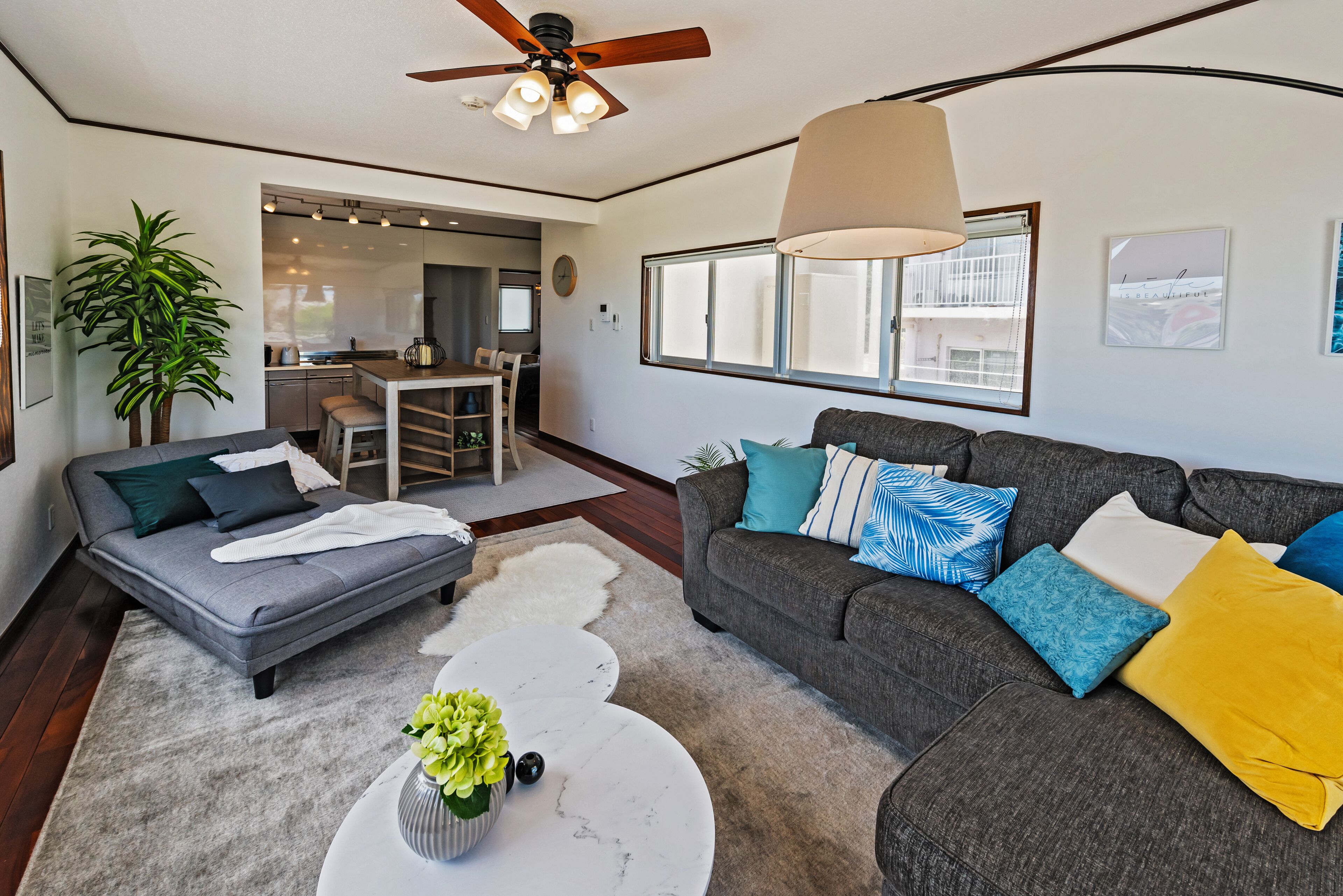 Televisi layar datar 32-inci dengan saluran TV digital dan TV