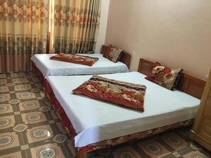 Desk, iron/ironing board, free WiFi, bed sheets - Cao Nguyen Guesthouse (Yen Minh)