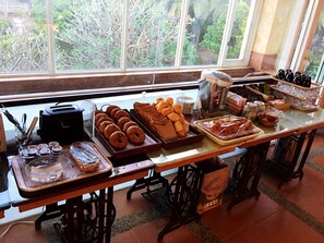 Free daily on-the-go breakfast