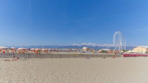 A beach with a Ferris wheel in the background, a clear sky, and a mountainous horizon. - Nice home in Camaiore -LU- with private swimming pool, can be inside or outside (Camaiore -LU-)
