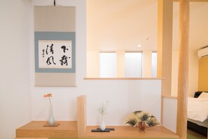 Habitación (- 1 -) | Caja de seguridad en la habitación y decoración personalizada