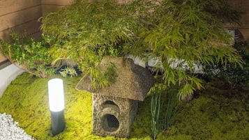 客房 (- 1 -) | 客房内保险箱、特色装修、特色家居、办公桌