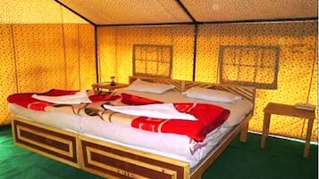 Deluxe-Zelt, 1 Doppelbett, Nichtraucher, Bergblick | Schreibtisch, Zustellbetten, Bettwäsche
