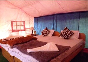 Escritorio, camas plegables/adicionales y ropa de cama