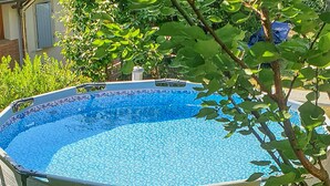 Uma piscina ao ar livre rodeada por vegetação.