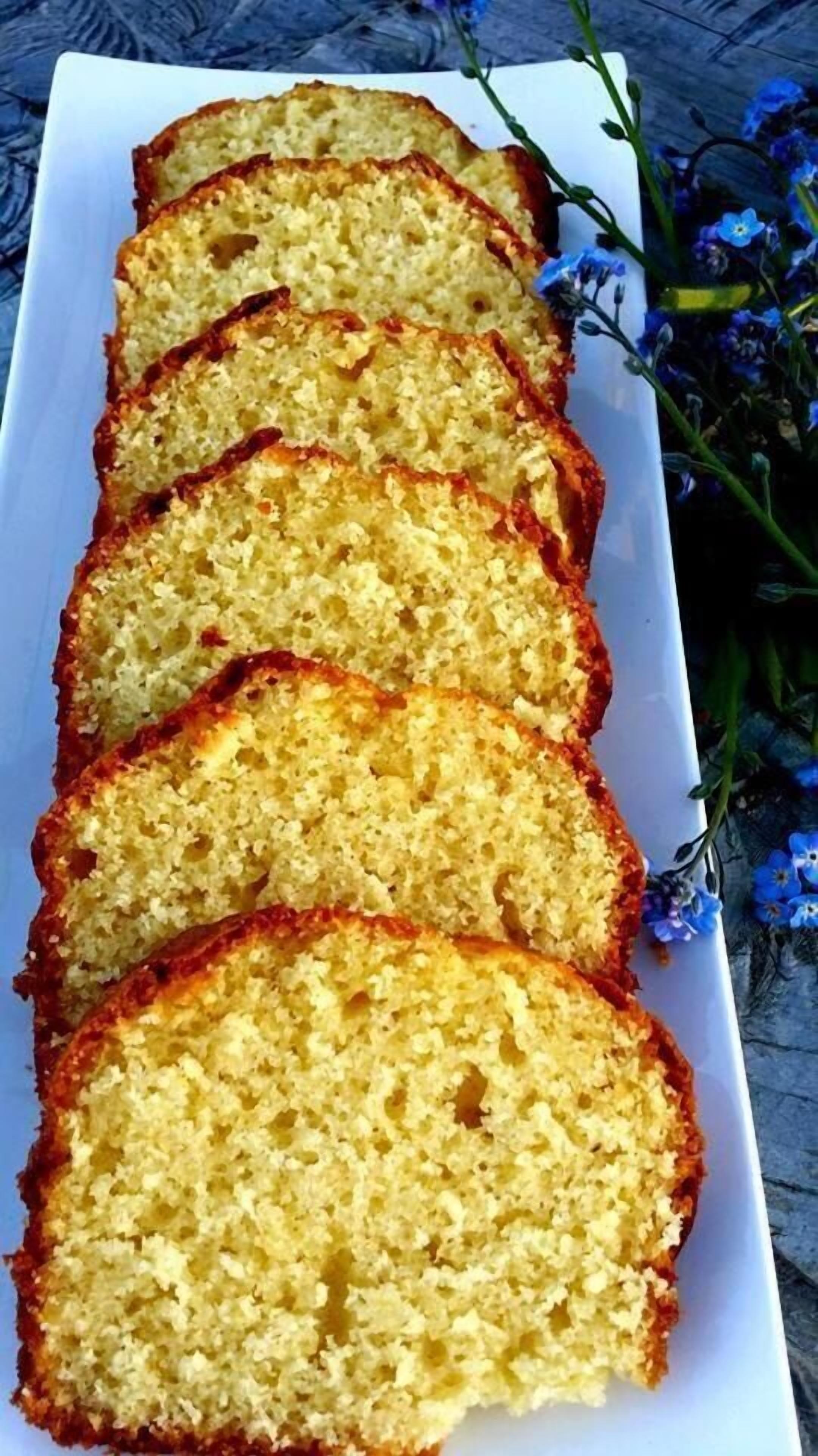 Un plato rectangular blanco con varias rebanadas de pastel amarillo dispuestas en fila.