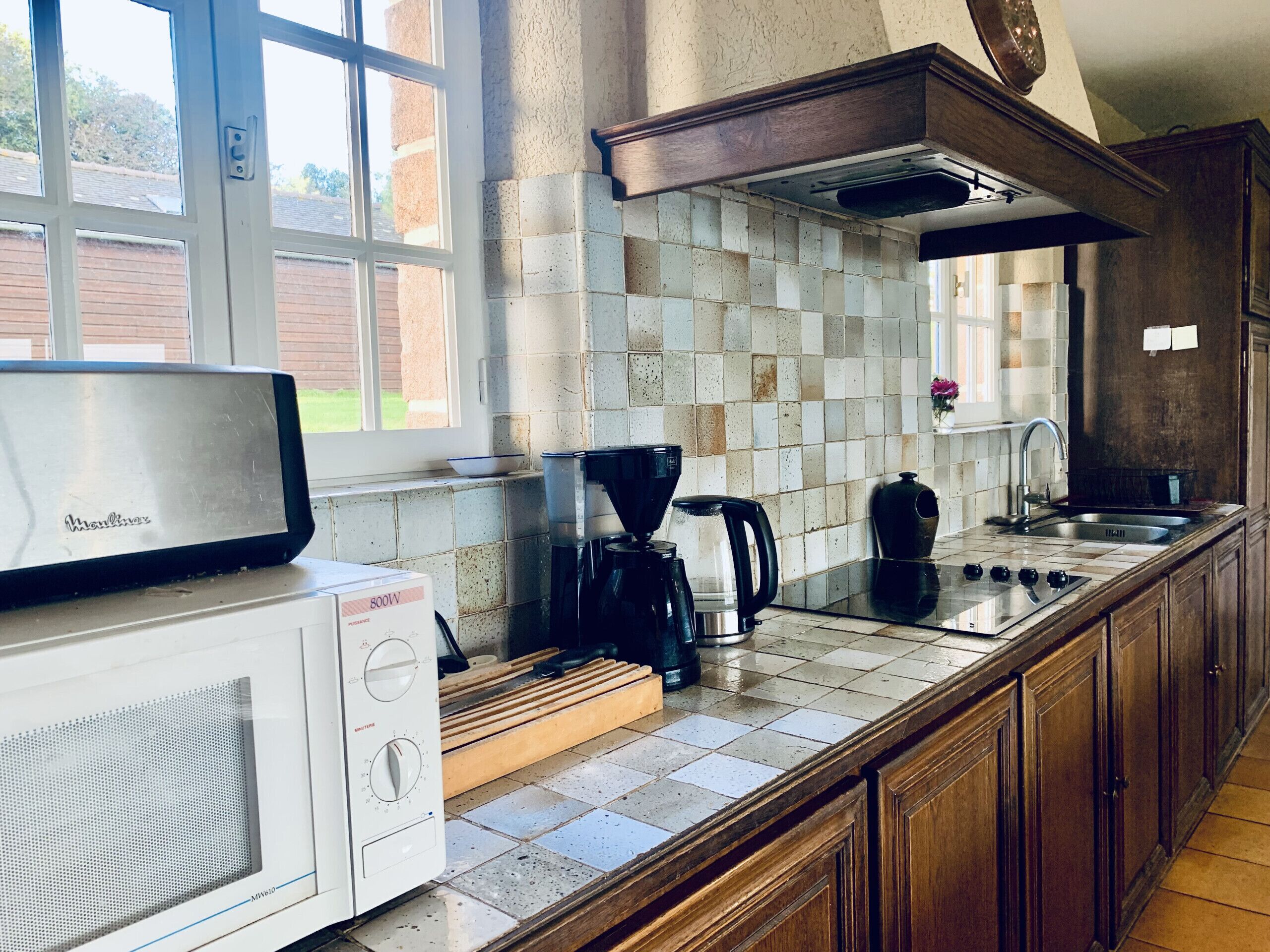 Een koelkast, een magnetron, een oven, een vaatwasser