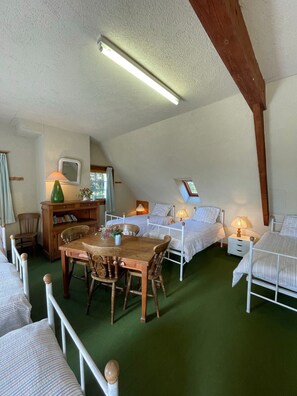 5 habitaciones, tabla de planchar con plancha y wifi gratis 