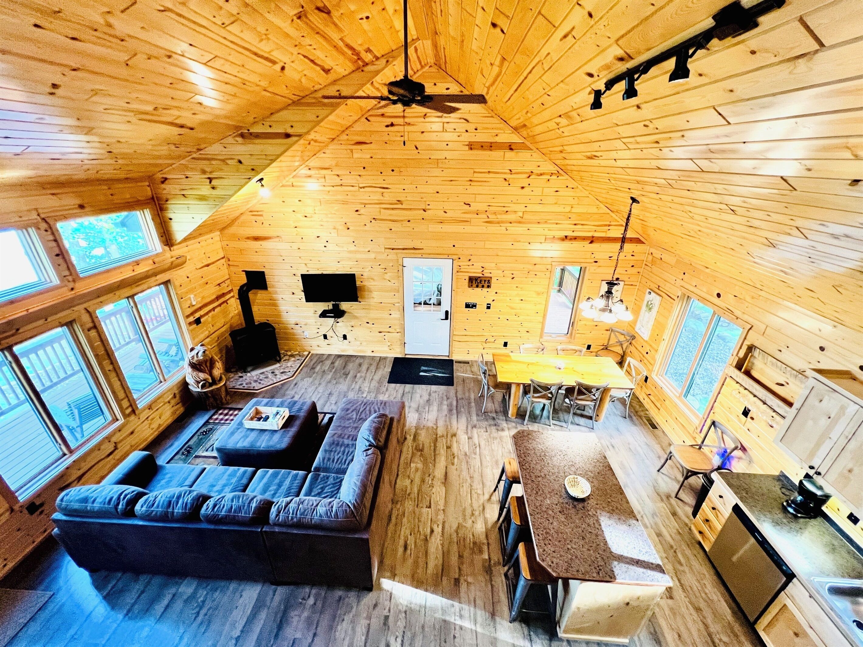 Smart TV, chimenea, videojuegos y tenis de mesa 