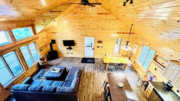 Una Smart TV, una chimenea, videojuegos, una mesa de tenis de mesa