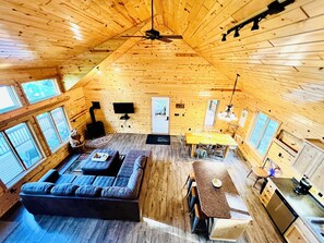 Smart TV, lareira, videogames, mesa de pingue-pongue