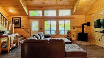 Smart-TV, Kamin, Videospiele, Tischtennisplatte