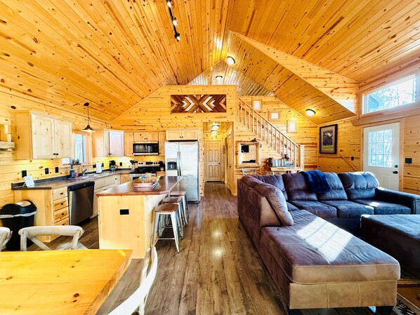 Smart-TV, Kamin, Videospiele, Tischtennisplatte