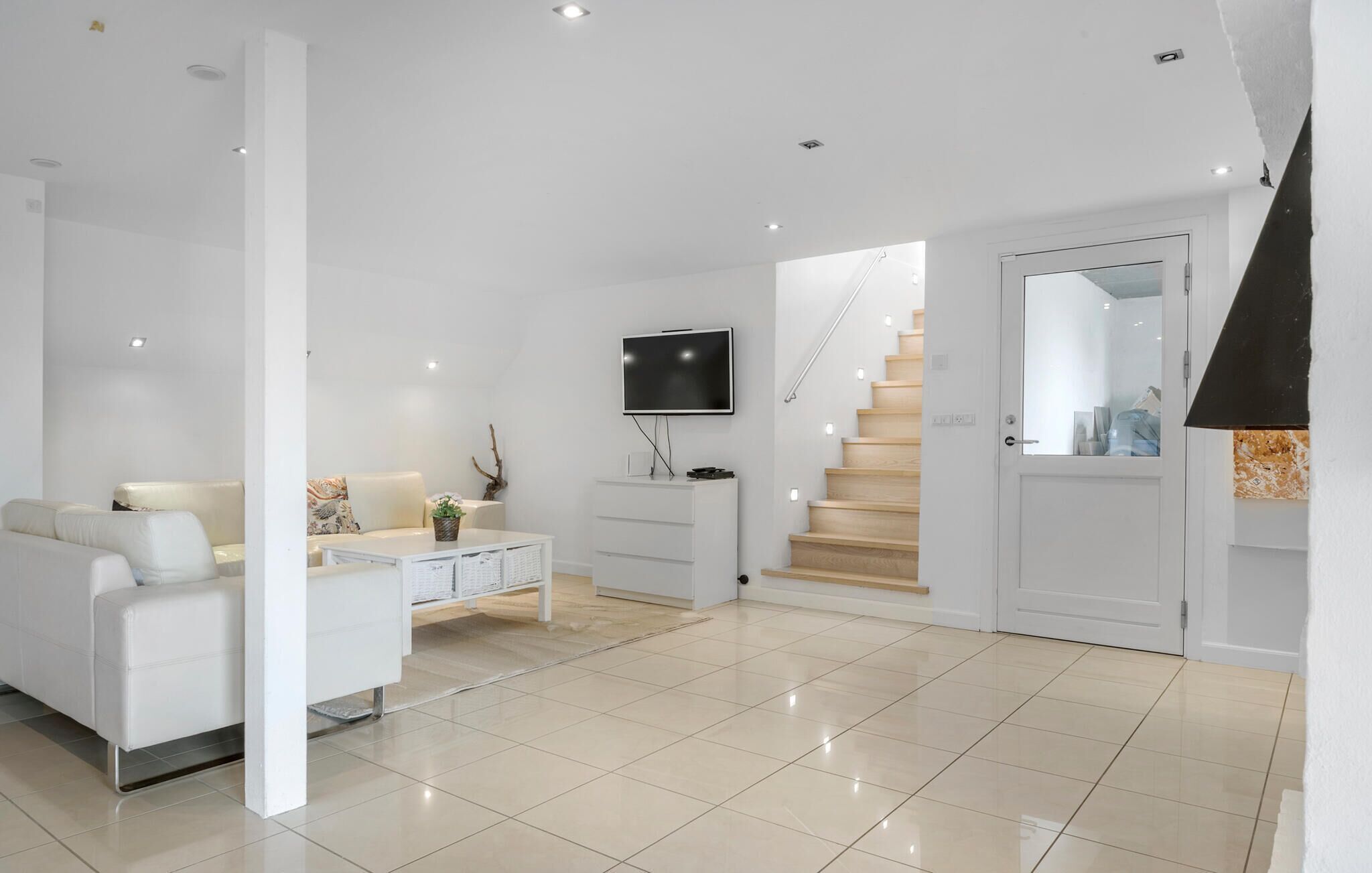 Fernseher, Kamin, Tischfußball, Tischtennisplatte