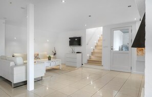 TV, fireplace, table football, ping pong - Awesome home in Strøby with WiFi (Strøby)