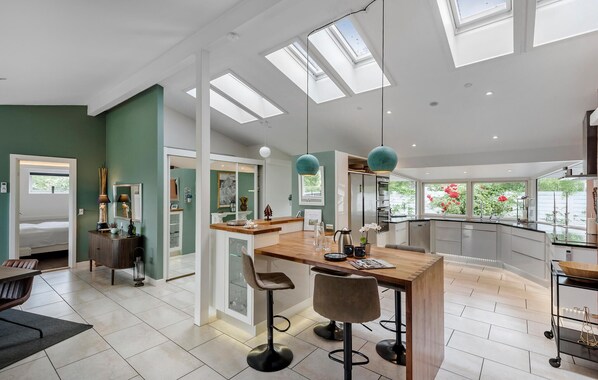 Fridge, oven, stovetop, dishwasher - Awesome home in Strøby with WiFi (Strøby)