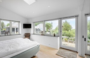 4 bedrooms, travel cot, free WiFi - Awesome home in Strøby with WiFi (Strøby)