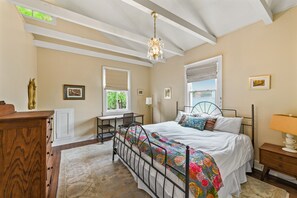 3 bedrooms, iron/ironing board, travel cot, WiFi - Uptown half-double near Magazine St shopping (New Orleans)