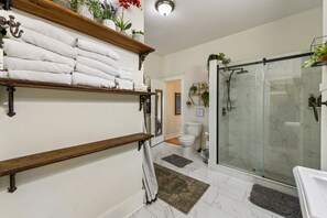 Shower, hair dryer, towels - Uptown half-double near Magazine St shopping (New Orleans)