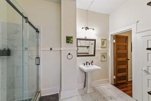 Shower, hair dryer, towels - Uptown half-double near Magazine St shopping (New Orleans)