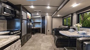 Fridge, microwave, oven, stovetop - Glamping experience that provides peace & quiet with breathtaking views. (Lechee)