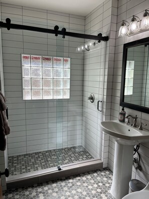 Dusche, Haartrockner, Handtücher, Seife