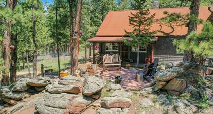 1906 Vintage/lovingly restored cabin on1.5ac , 1mi to EP & 2mi RMNP w/ mtn views